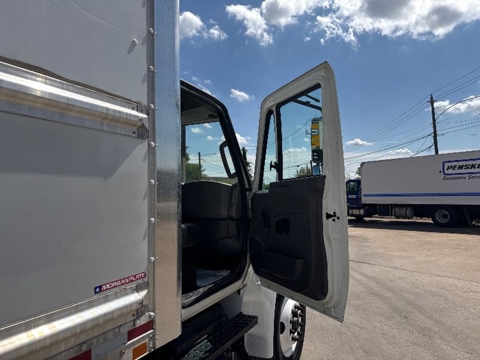 Medium Duty Box Truck-Light and Medium Duty Trucks-International-2019-4300-Essex Junction-VT-186,117\n\t\tmiles-$ 37,250 - Image 20