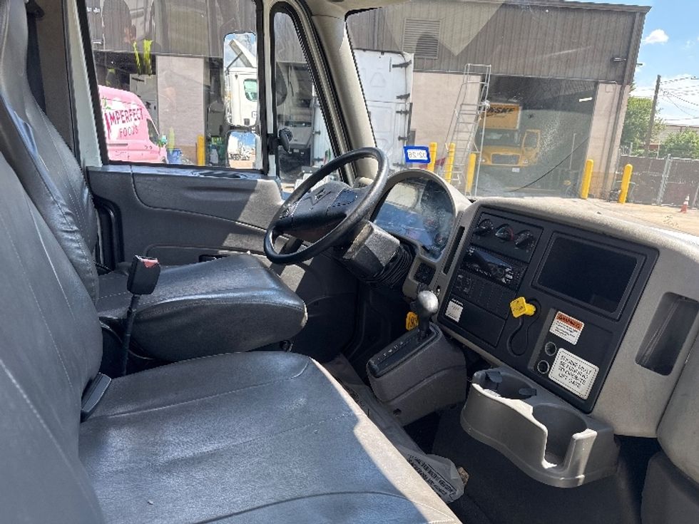 Medium Duty Box Truck-Light and Medium Duty Trucks-International-2019-4300-Essex Junction-VT-186,117\n\t\tmiles-$ 37,250 - Image 22