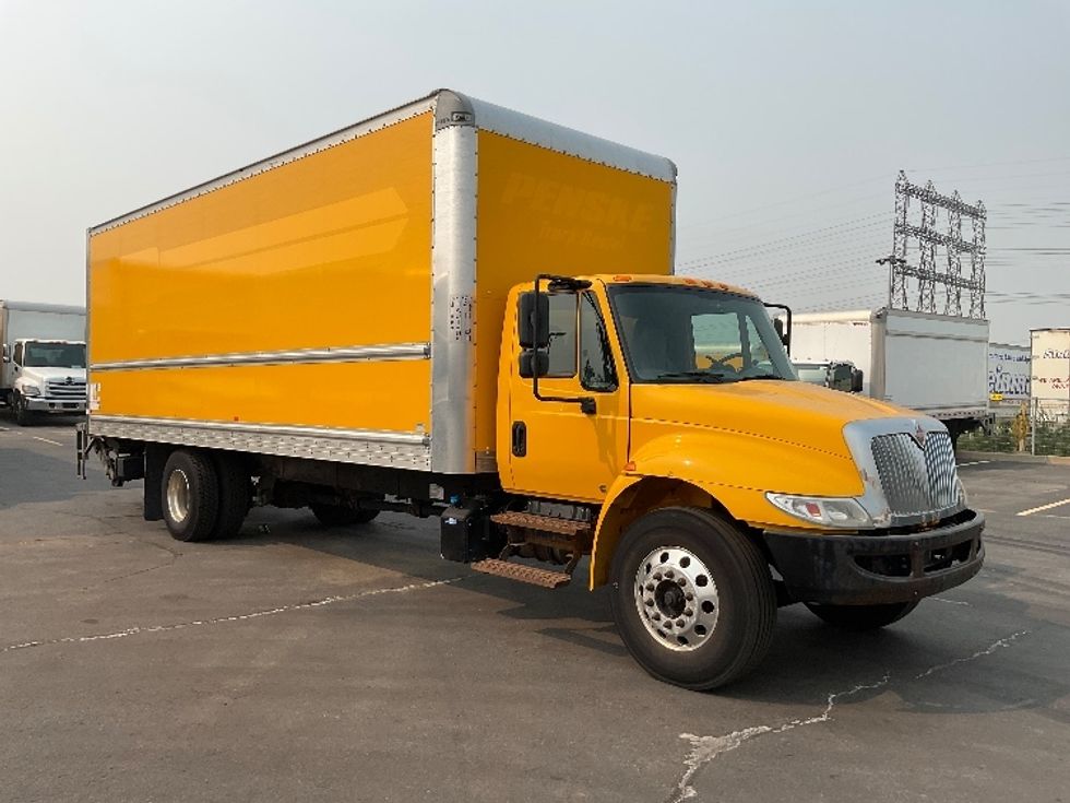Medium Duty Box Truck-Light and Medium Duty Trucks-International-2019-4300-Etobicoke-ON-250,476\n\t\tkm-$ 53,000 - Image 1