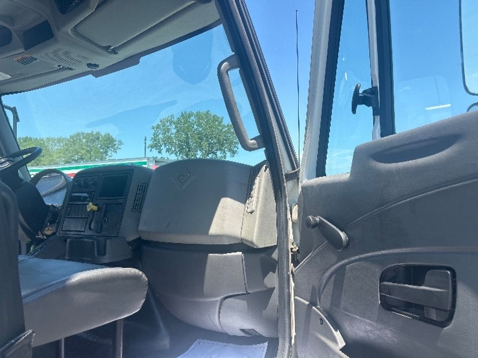 Medium Duty Box Truck-Light and Medium Duty Trucks-International-2019-4300-Kansas City-MO-30,763\n\t\tmiles-$ 50,750 - Image 20