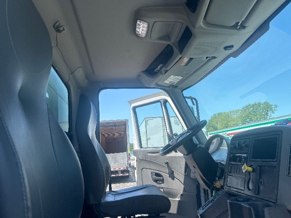 Medium Duty Box Truck-Light and Medium Duty Trucks-International-2019-4300-Kansas City-MO-30,763\n\t\tmiles-$ 50,750 - Image 22