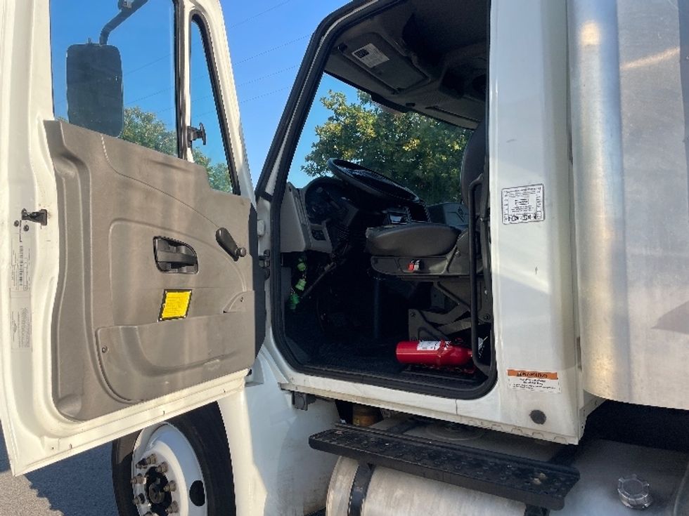 Medium Duty Box Truck-Light and Medium Duty Trucks-International-2019-4300-Katy-TX-109,397\n\t\tmiles-$ 51,750 - Image 16