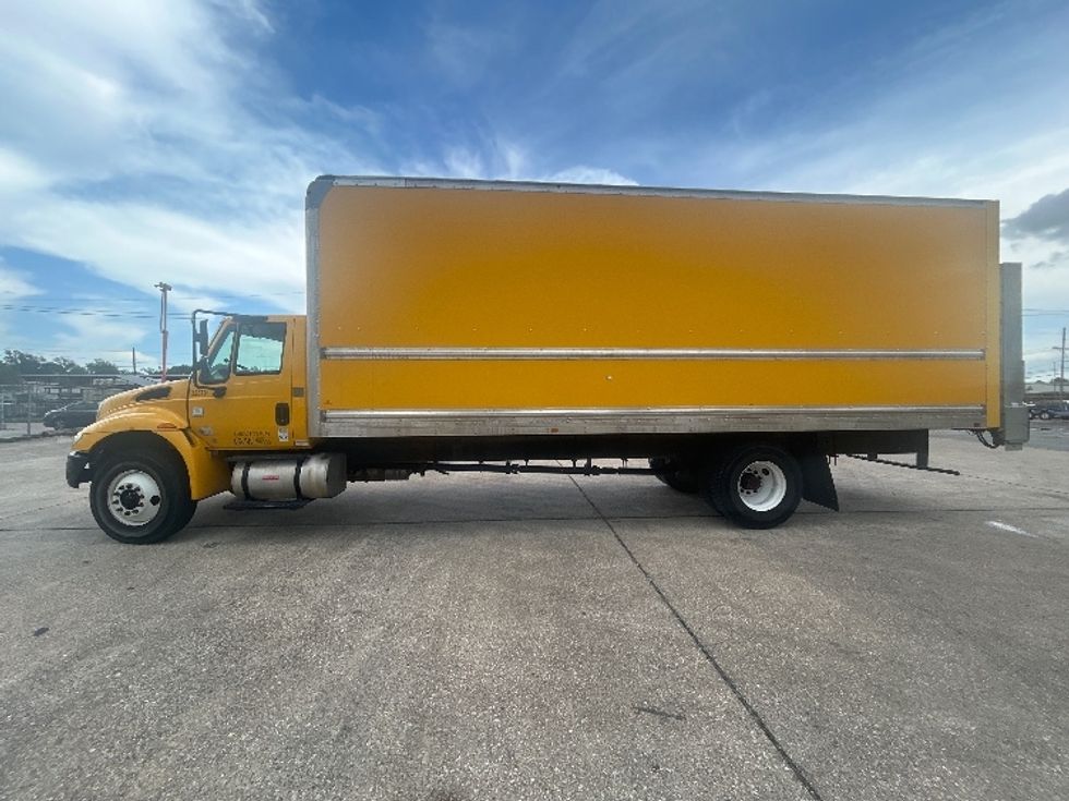 Medium Duty Box Truck-Light and Medium Duty Trucks-International-2019-4300-Katy-TX-119,982\n\t\tmiles-$ 57,500 - Image 4