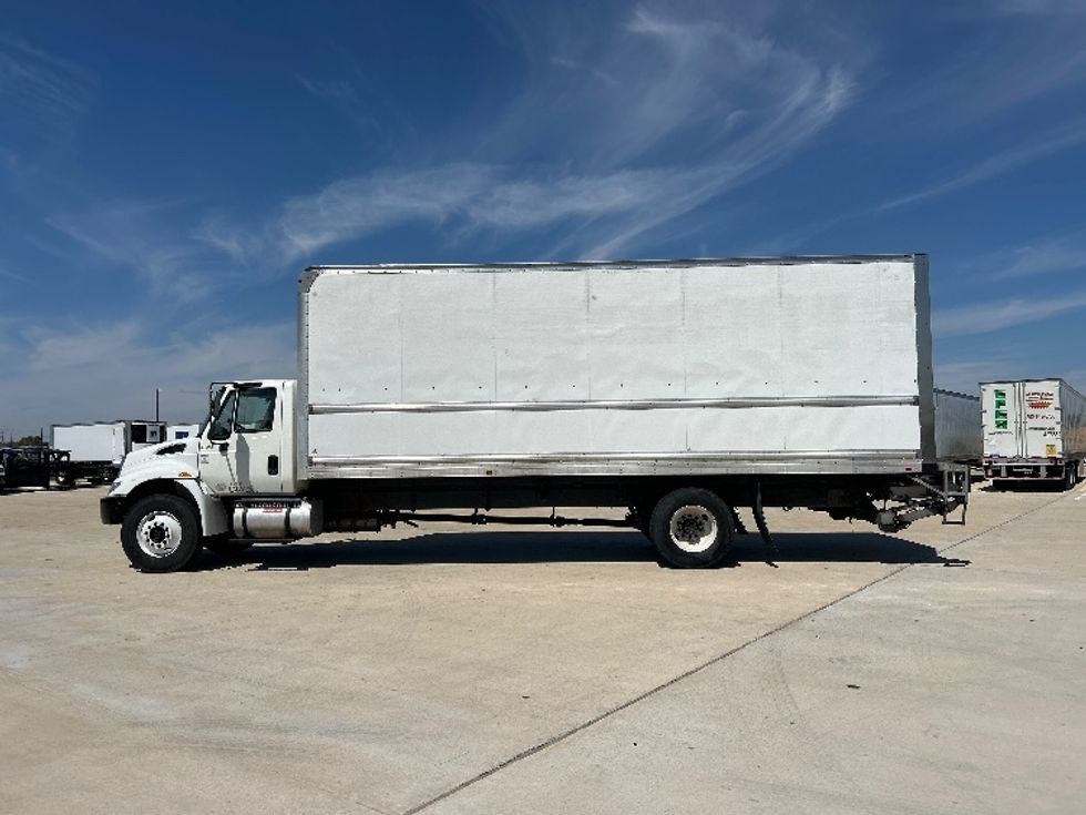 Medium Duty Box Truck-Light and Medium Duty Trucks-International-2019-4300-Katy-TX-174,017\n\t\tmiles-$ 43,750 - Image 4