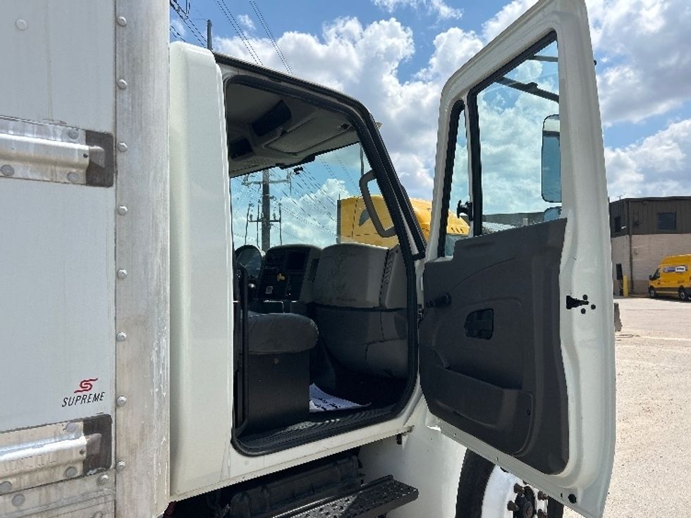 Medium Duty Box Truck-Light and Medium Duty Trucks-International-2019-4300-Katy-TX-236,567\n\t\tmiles-$ 33,500 - Image 19