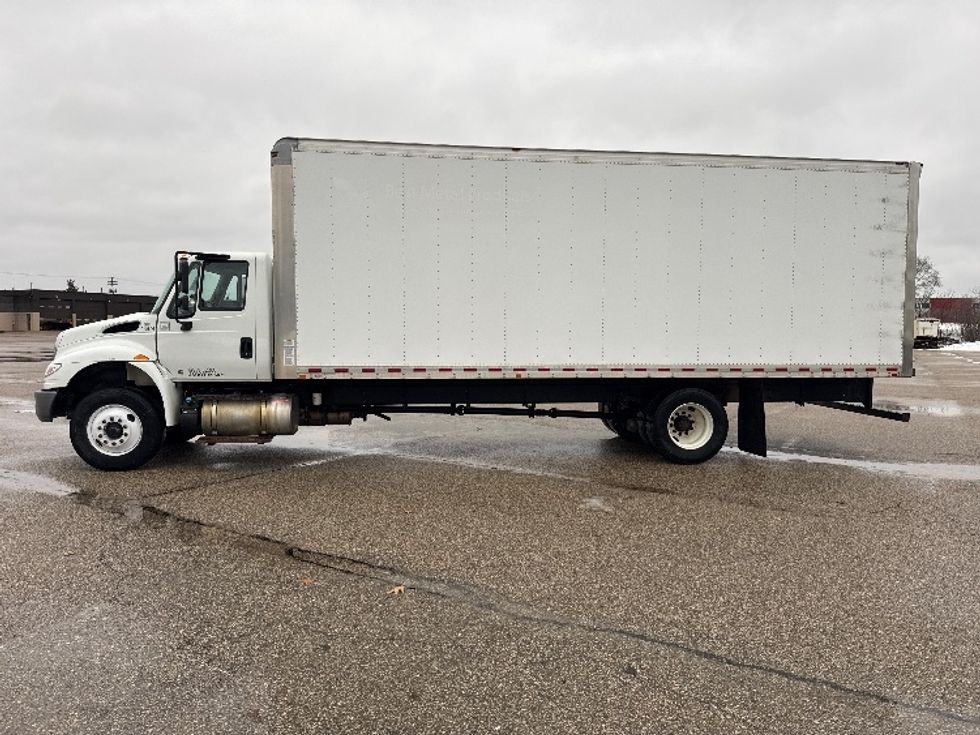 Medium Duty Box Truck-Light and Medium Duty Trucks-International-2019-4300-Lansing-MI-185,134\n\t\tmiles-$ 31,000 - Image 4