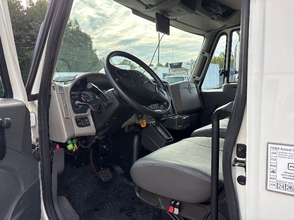 Medium Duty Box Truck-Light and Medium Duty Trucks-International-2019-4300-Mebane-NC-195,126\n\t\tmiles-$ 39,250 - Image 16