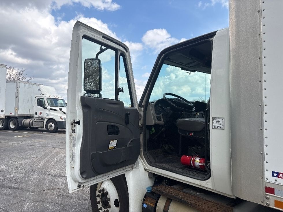 Medium Duty Box Truck-Light and Medium Duty Trucks-International-2019-4300-Middlefield-OH-229,316\n\t\tmiles-$ 40,750 - Image 16
