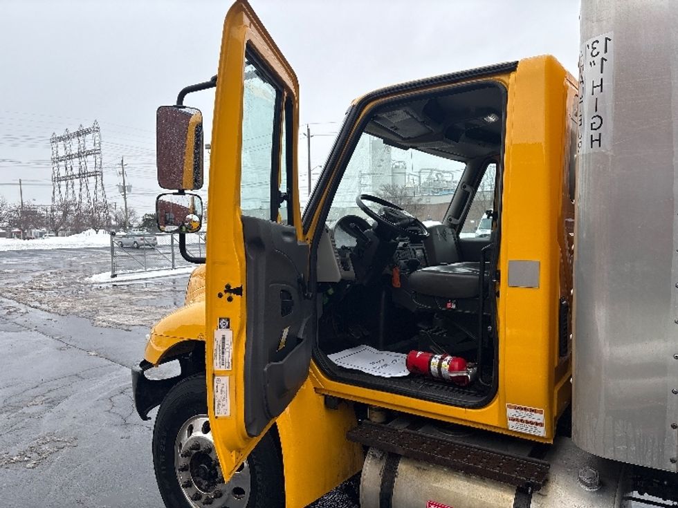 Medium Duty Box Truck-Light and Medium Duty Trucks-International-2019-4300-Mississauga-ON-232,344\n\t\tkm-$ 61,500 - Image 15