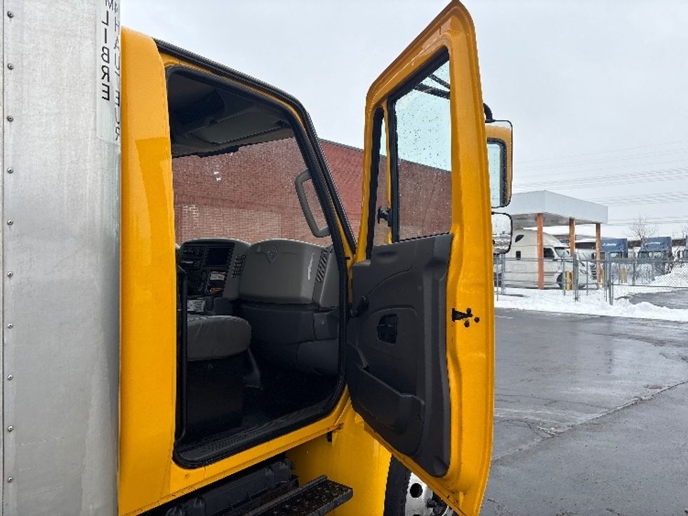 Medium Duty Box Truck-Light and Medium Duty Trucks-International-2019-4300-Mississauga-ON-232,344\n\t\tkm-$ 61,500 - Image 19