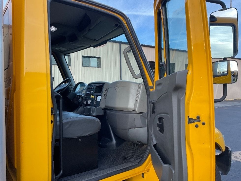 Medium Duty Box Truck-Light and Medium Duty Trucks-International-2019-4300-Montebello-CA-189,010\n\t\tmiles-$ 46,250 - Image 20
