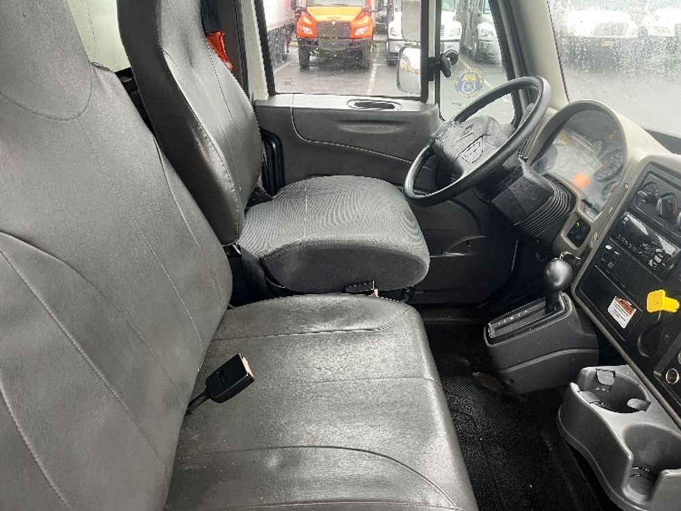 Medium Duty Box Truck-Light and Medium Duty Trucks-International-2019-4300-North Bergen-NJ-112,568\n\t\tmiles-$ 48,500 - Image 22