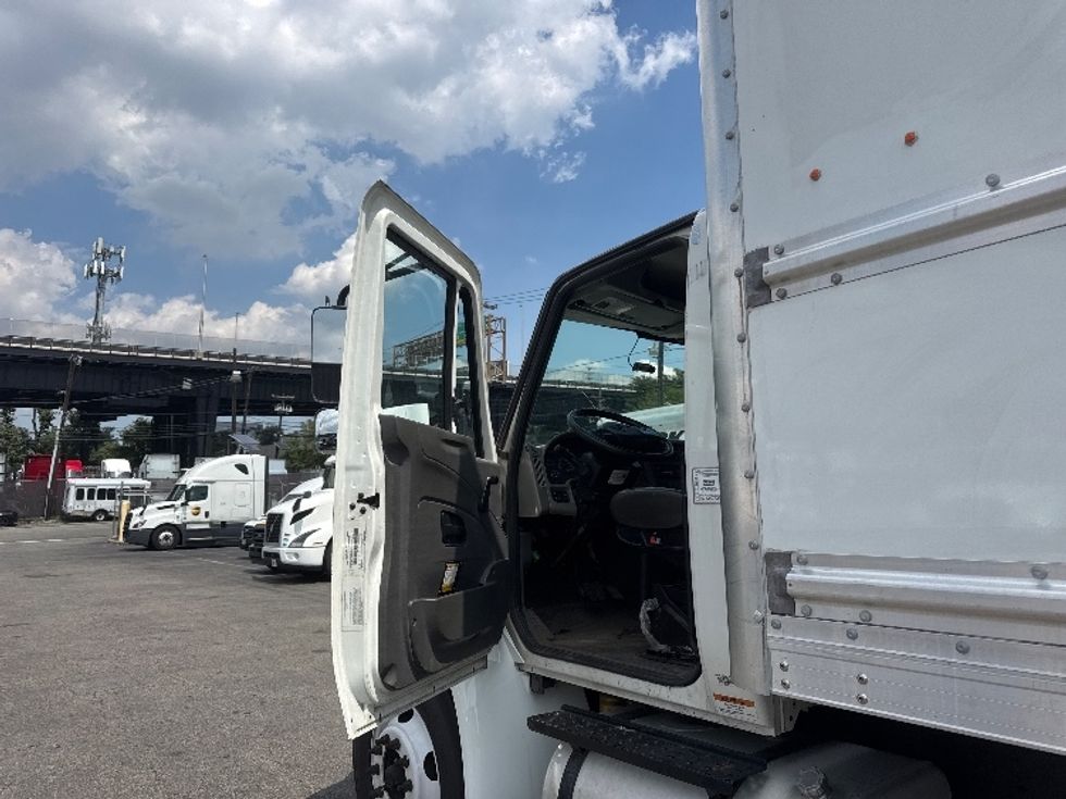 Medium Duty Box Truck-Light and Medium Duty Trucks-International-2019-4300-North Bergen-NJ-138,114\n\t\tmiles-$ 53,500 - Image 16
