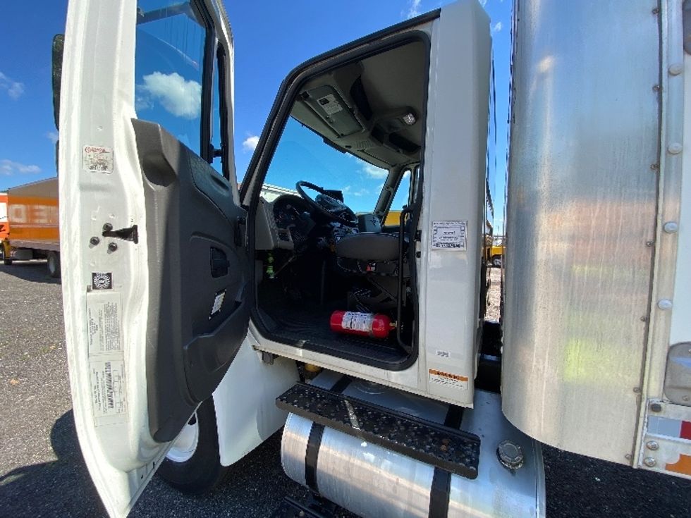 Medium Duty Box Truck-Light and Medium Duty Trucks-International-2019-4300-Ocala-FL-194,259\n\t\tmiles-$ 39,250 - Image 16