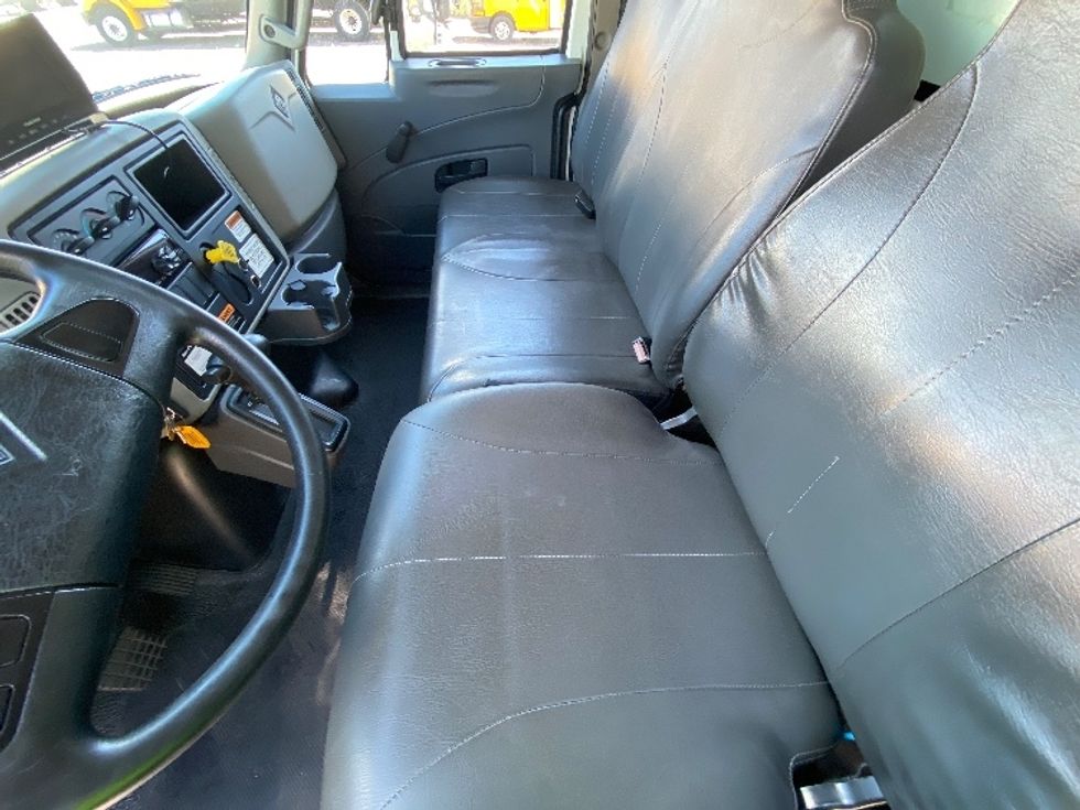 Medium Duty Box Truck-Light and Medium Duty Trucks-International-2019-4300-Ocala-FL-194,259\n\t\tmiles-$ 39,250 - Image 19