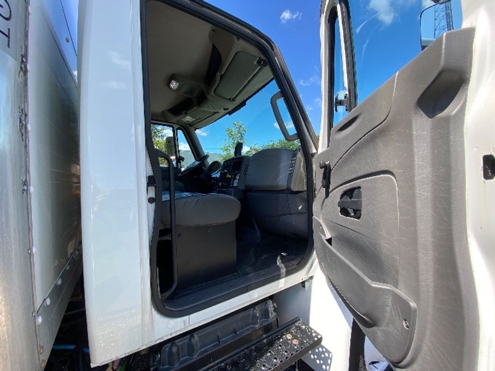 Medium Duty Box Truck-Light and Medium Duty Trucks-International-2019-4300-Ocala-FL-194,259\n\t\tmiles-$ 39,250 - Image 20