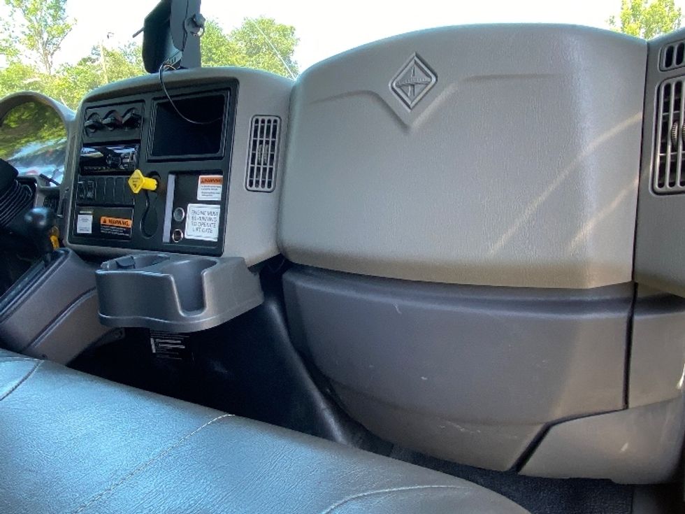 Medium Duty Box Truck-Light and Medium Duty Trucks-International-2019-4300-Ocala-FL-194,259\n\t\tmiles-$ 39,250 - Image 21