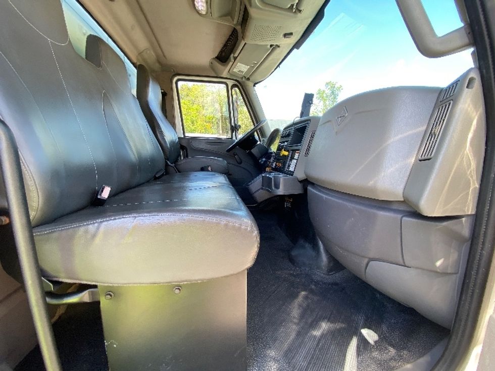 Medium Duty Box Truck-Light and Medium Duty Trucks-International-2019-4300-Ocala-FL-194,259\n\t\tmiles-$ 39,250 - Image 22