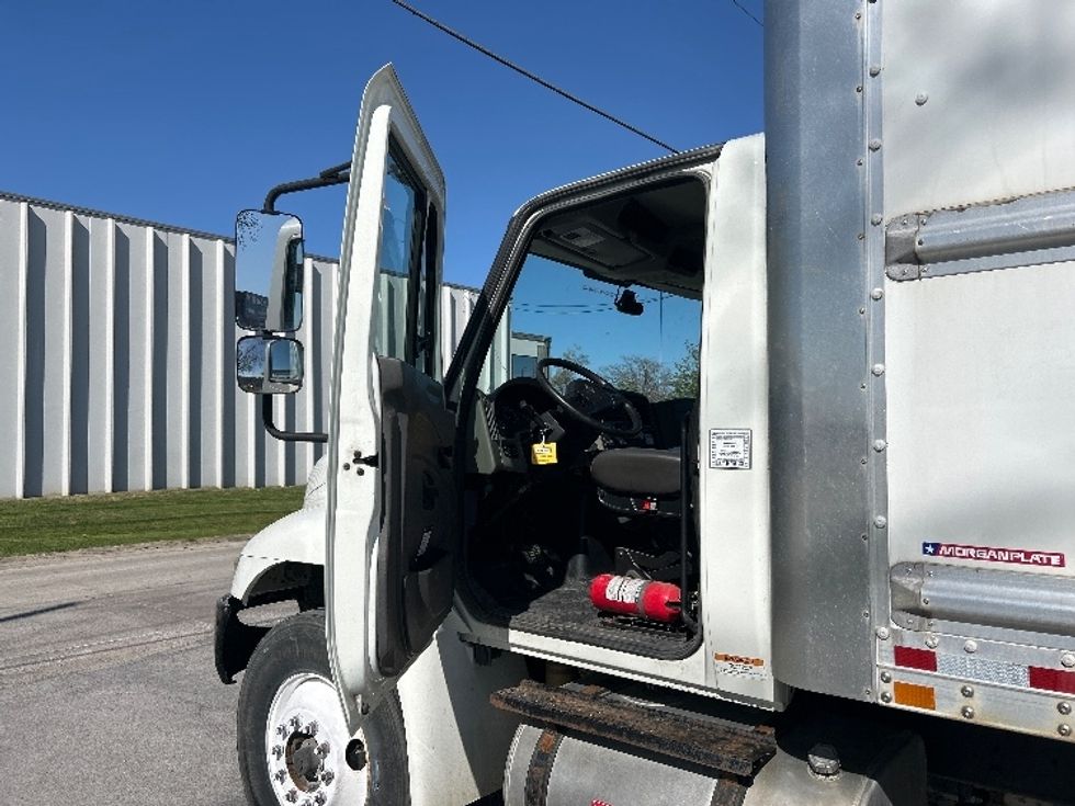 Medium Duty Box Truck-Light and Medium Duty Trucks-International-2019-4300-Omaha-NE-211,058\n\t\tmiles-$ 38,500 - Image 16