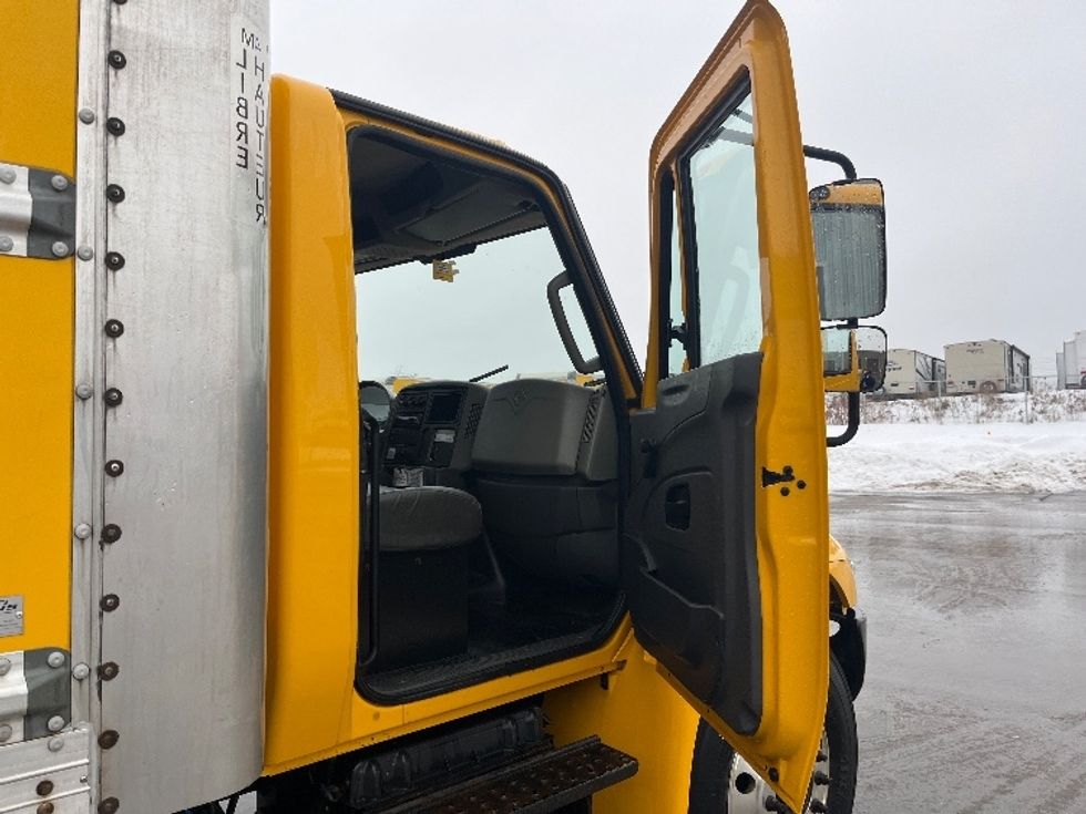 Medium Duty Box Truck-Light and Medium Duty Trucks-International-2019-4300-Oshawa-ON-287,590\n\t\tkm-$ 56,000 - Image 17