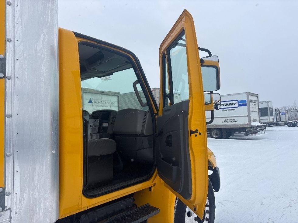 Medium Duty Box Truck-Light and Medium Duty Trucks-International-2019-4300-Ottawa-ON-284,871\n\t\tkm-$ 56,500 - Image 18