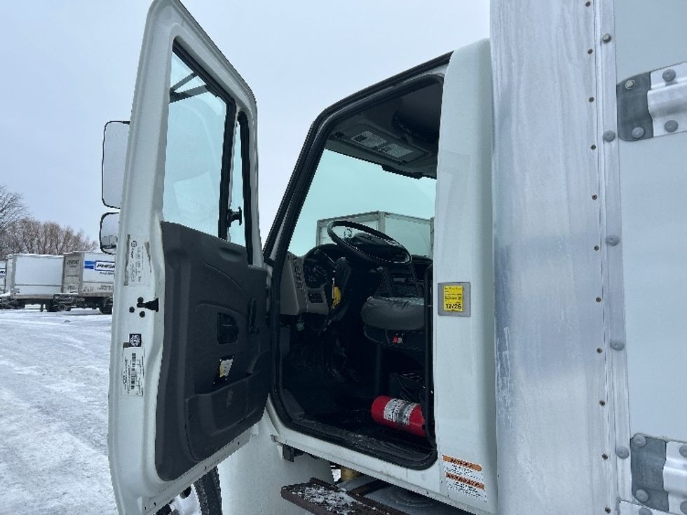 Medium Duty Box Truck-Light and Medium Duty Trucks-International-2019-4300-Ottawa-ON-292,514\n\t\tkm-$ 58,250 - Image 16