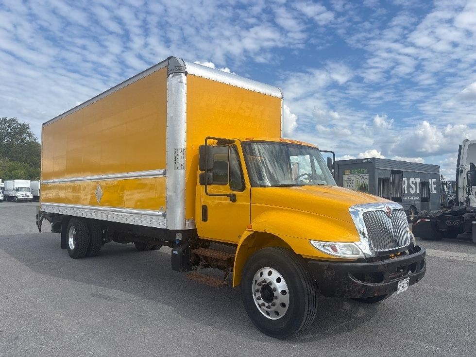 Medium Duty Box Truck-Light and Medium Duty Trucks-International-2019-4300-Ottawa-ON-324,303\n\t\tkm-$ 52,500 - Image 1