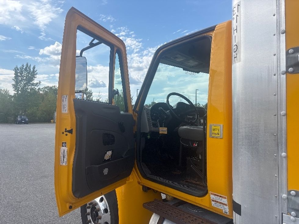 Medium Duty Box Truck-Light and Medium Duty Trucks-International-2019-4300-Ottawa-ON-324,303\n\t\tkm-$ 52,500 - Image 16