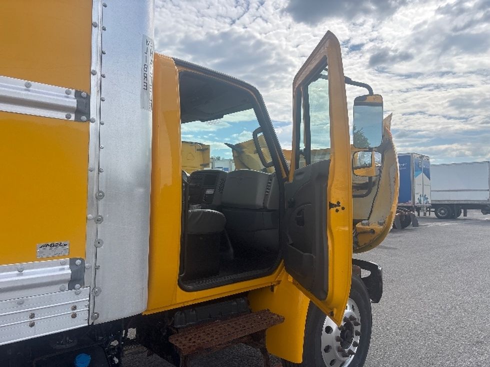 Medium Duty Box Truck-Light and Medium Duty Trucks-International-2019-4300-Ottawa-ON-324,303\n\t\tkm-$ 52,500 - Image 20