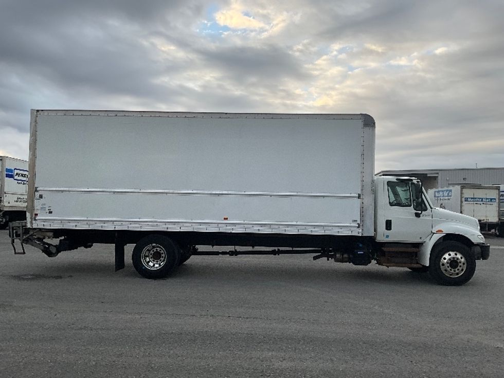 Medium Duty Box Truck-Light and Medium Duty Trucks-International-2019-4300-Ottawa-ON-466,689\n\t\tkm-$ 25,250 - Image 15