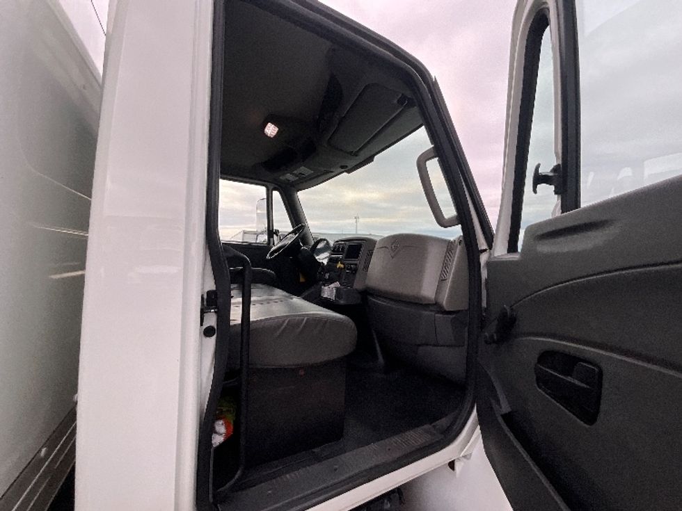 Medium Duty Box Truck-Light and Medium Duty Trucks-International-2019-4300-Ottawa-ON-466,689\n\t\tkm-$ 25,250 - Image 17