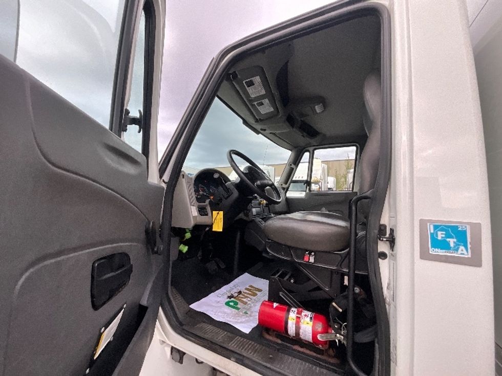 Medium Duty Box Truck-Light and Medium Duty Trucks-International-2019-4300-Ottawa-ON-466,689\n\t\tkm-$ 25,250 - Image 18