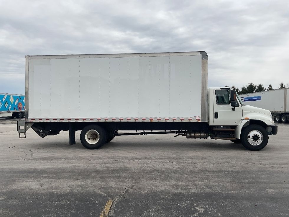 Medium Duty Box Truck-Light and Medium Duty Trucks-International-2019-4300-Perrysburg-OH-176,539\n\t\tmiles-$ 46,250 - Image 14