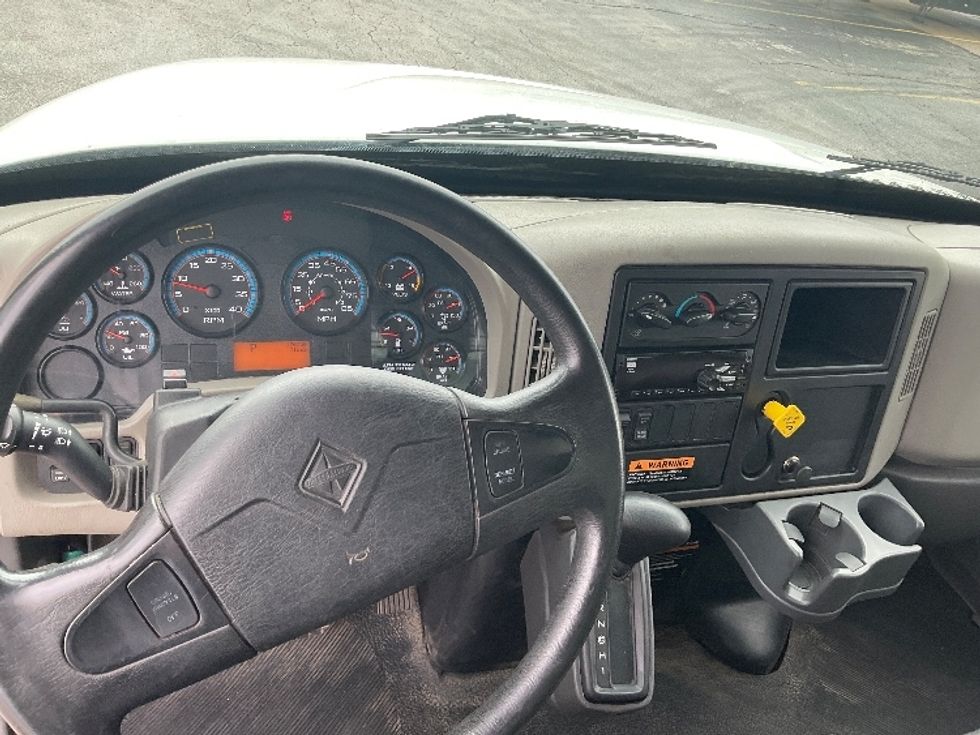 Medium Duty Box Truck-Light and Medium Duty Trucks-International-2019-4300-Perrysburg-OH-176,539\n\t\tmiles-$ 46,250 - Image 17