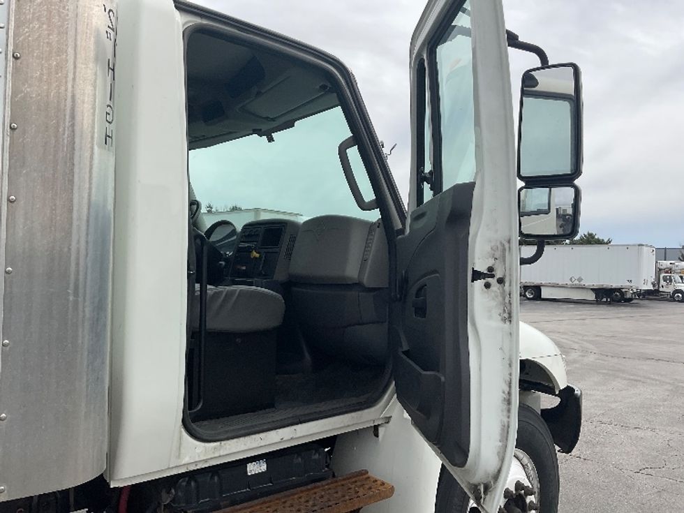 Medium Duty Box Truck-Light and Medium Duty Trucks-International-2019-4300-Perrysburg-OH-176,539\n\t\tmiles-$ 46,250 - Image 19
