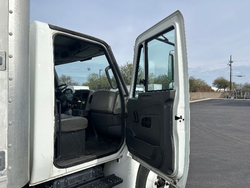 Medium Duty Box Truck-Light and Medium Duty Trucks-International-2019-4300-Phoenix-AZ-241,226\n\t\tmiles-$ 33,250 - Image 19