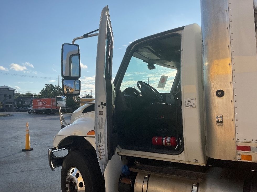 Medium Duty Box Truck-Light and Medium Duty Trucks-International-2019-4300-Pittsburgh-PA-322,800\n\t\tmiles-$ 23,750 - Image 16