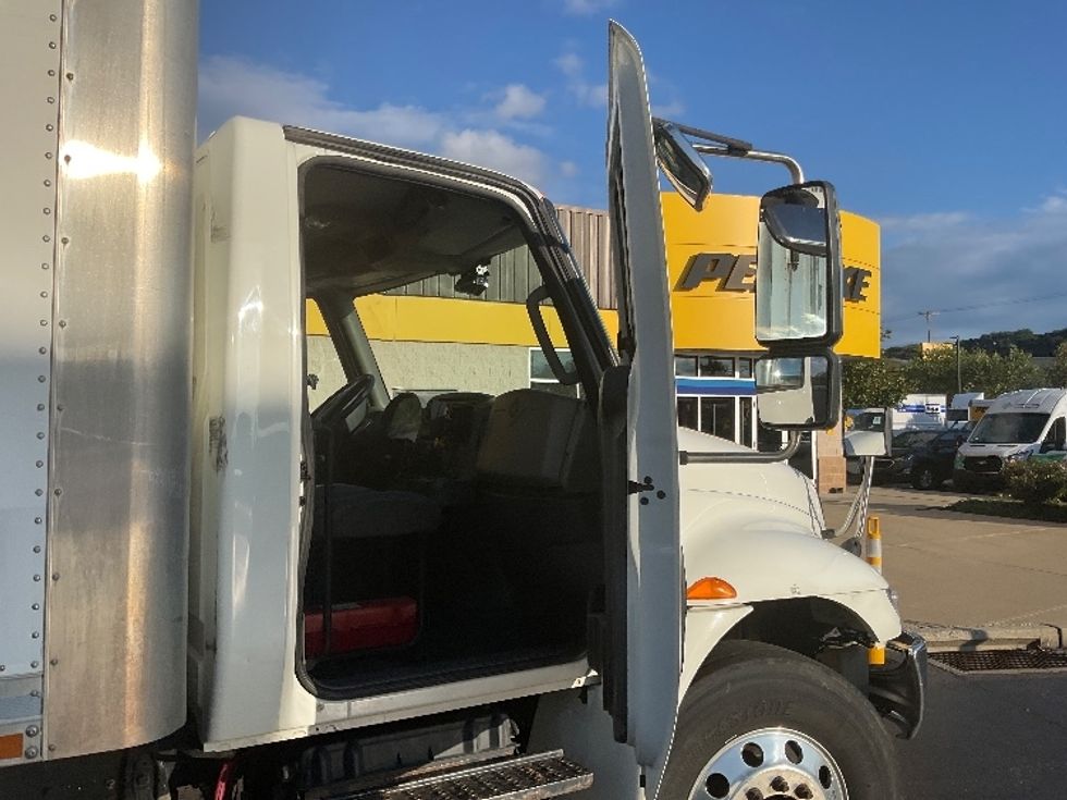 Medium Duty Box Truck-Light and Medium Duty Trucks-International-2019-4300-Pittsburgh-PA-322,800\n\t\tmiles-$ 23,750 - Image 20