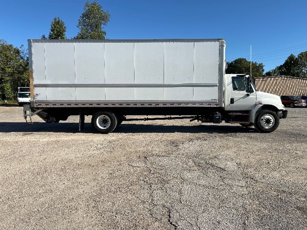 Medium Duty Box Truck-Light and Medium Duty Trucks-International-2019-4300-Poplar Bluff-MO-108,729\n\t\tmiles-$ 52,000 - Image 15