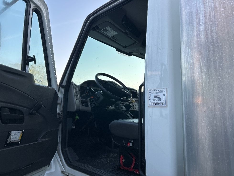 Medium Duty Box Truck-Light and Medium Duty Trucks-International-2019-4300-Poplar Bluff-MO-108,729\n\t\tmiles-$ 52,000 - Image 16