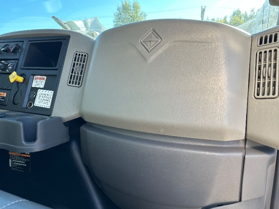Medium Duty Box Truck-Light and Medium Duty Trucks-International-2019-4300-Poplar Bluff-MO-108,729\n\t\tmiles-$ 52,000 - Image 20
