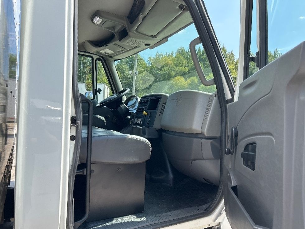 Medium Duty Box Truck-Light and Medium Duty Trucks-International-2019-4300-Poplar Bluff-MO-211,268\n\t\tmiles-$ 38,000 - Image 19