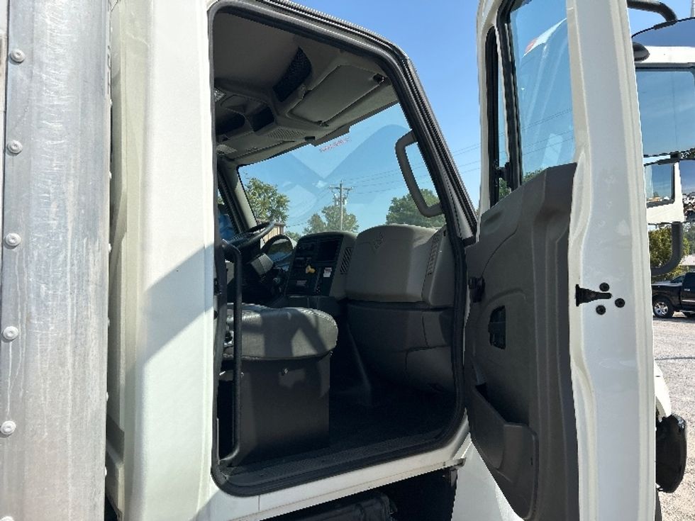 Medium Duty Box Truck-Light and Medium Duty Trucks-International-2019-4300-Poplar Bluff-MO-82,310\n\t\tmiles-$ 54,250 - Image 18
