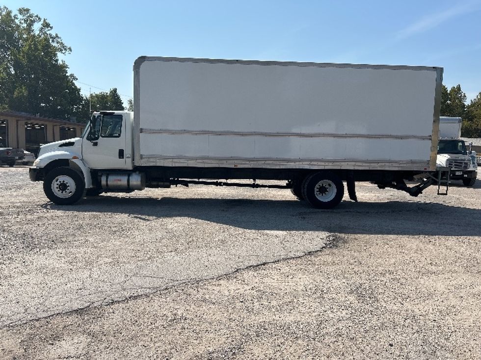 Medium Duty Box Truck-Light and Medium Duty Trucks-International-2019-4300-Poplar Bluff-MO-82,310\n\t\tmiles-$ 54,250 - Image 4