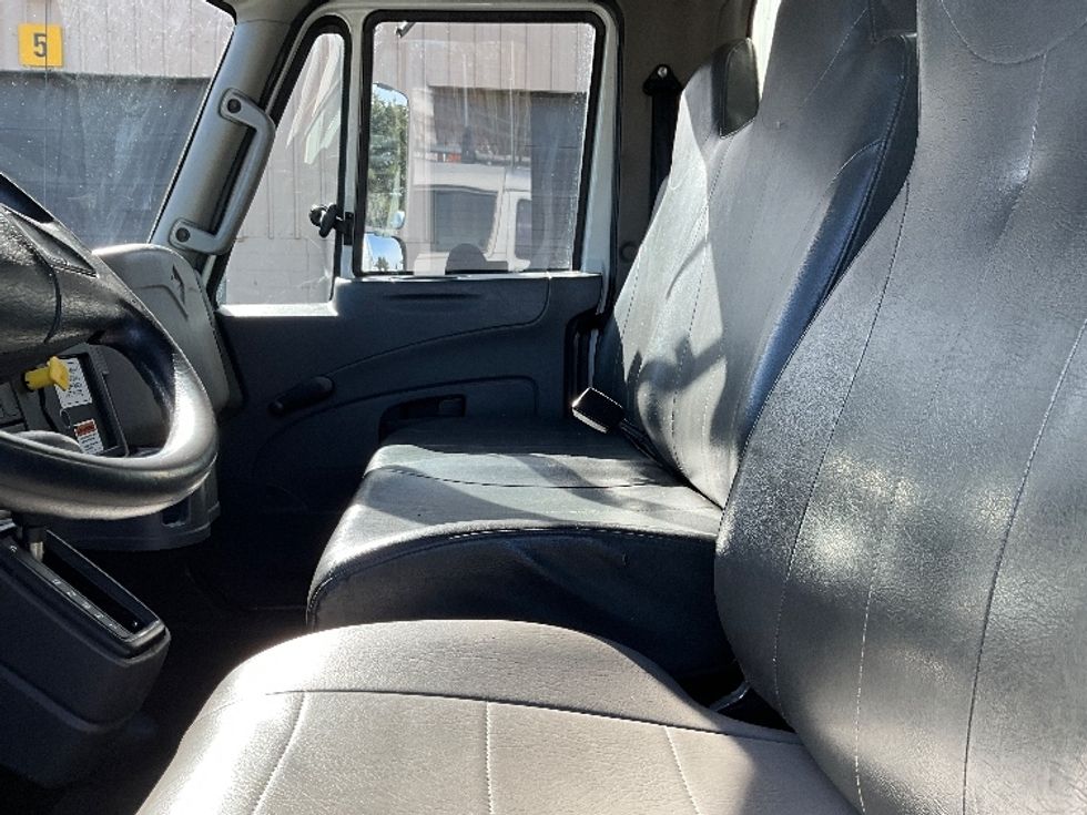 Medium Duty Box Truck-Light and Medium Duty Trucks-International-2019-4300-Portland-OR-133,767\n\t\tmiles-$ 47,750 - Image 19