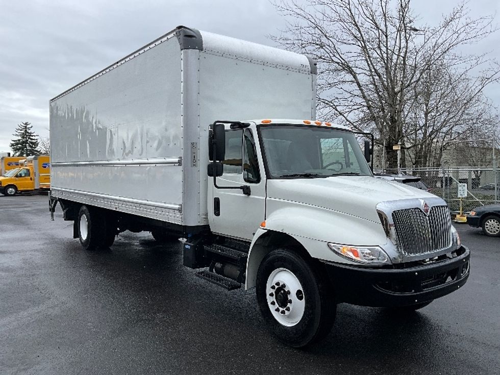 Medium Duty Box Truck-Light and Medium Duty Trucks-International-2019-4300-Portland-OR-195,700\n\t\tmiles-$ 39,500 - Image 1