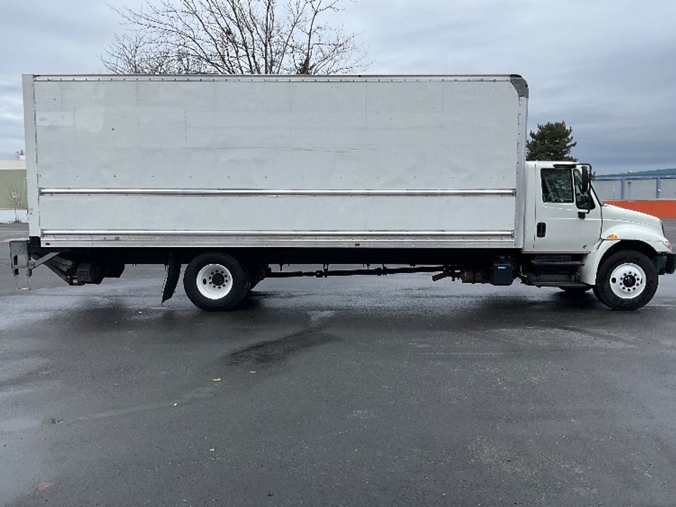 Medium Duty Box Truck-Light and Medium Duty Trucks-International-2019-4300-Portland-OR-195,700\n\t\tmiles-$ 39,500 - Image 15
