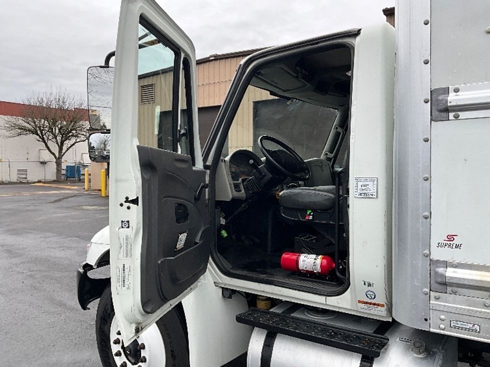 Medium Duty Box Truck-Light and Medium Duty Trucks-International-2019-4300-Portland-OR-195,700\n\t\tmiles-$ 39,500 - Image 16