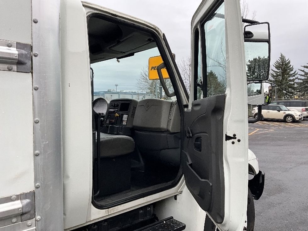 Medium Duty Box Truck-Light and Medium Duty Trucks-International-2019-4300-Portland-OR-195,700\n\t\tmiles-$ 39,500 - Image 18