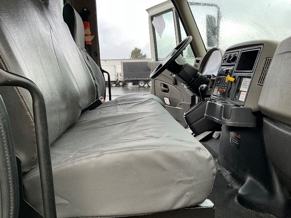 Medium Duty Box Truck-Light and Medium Duty Trucks-International-2019-4300-Portland-OR-195,700\n\t\tmiles-$ 39,500 - Image 20